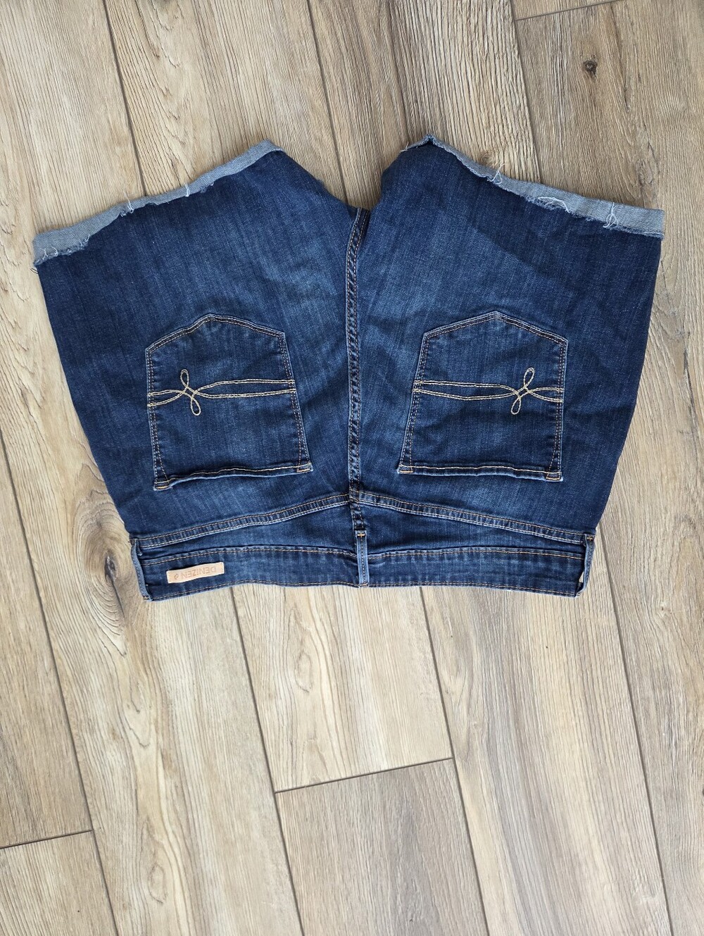 Levi Jean Shorts - Picture 2 of 5